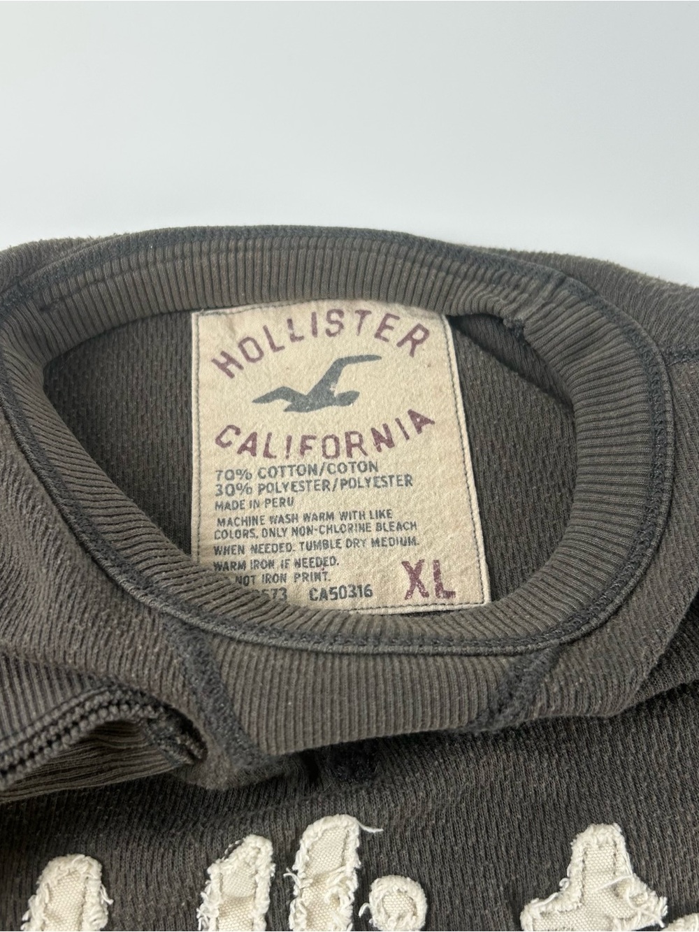 Hollister Men’s SZ XL VTG Y2K Gray Thermal Waffle Spell Out Long Sleeve Shirt - Picture 2 of 10
